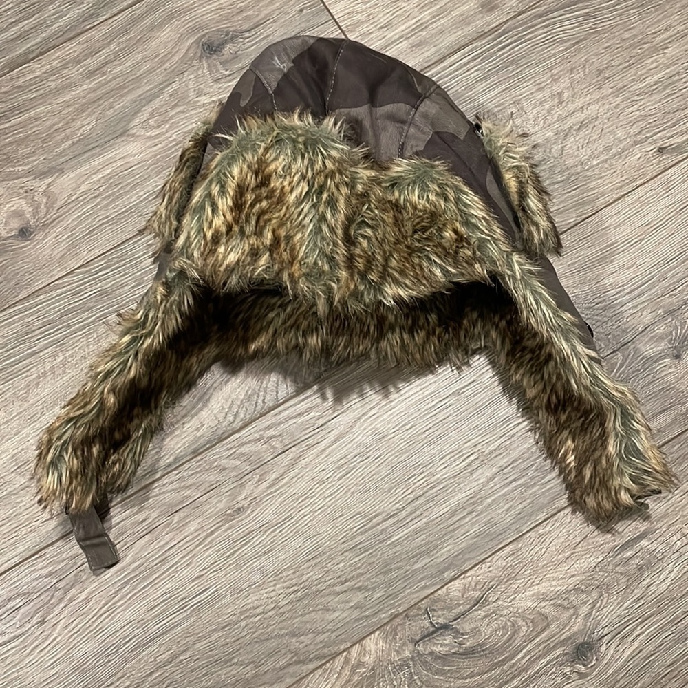 Like new camouflage bomber hat